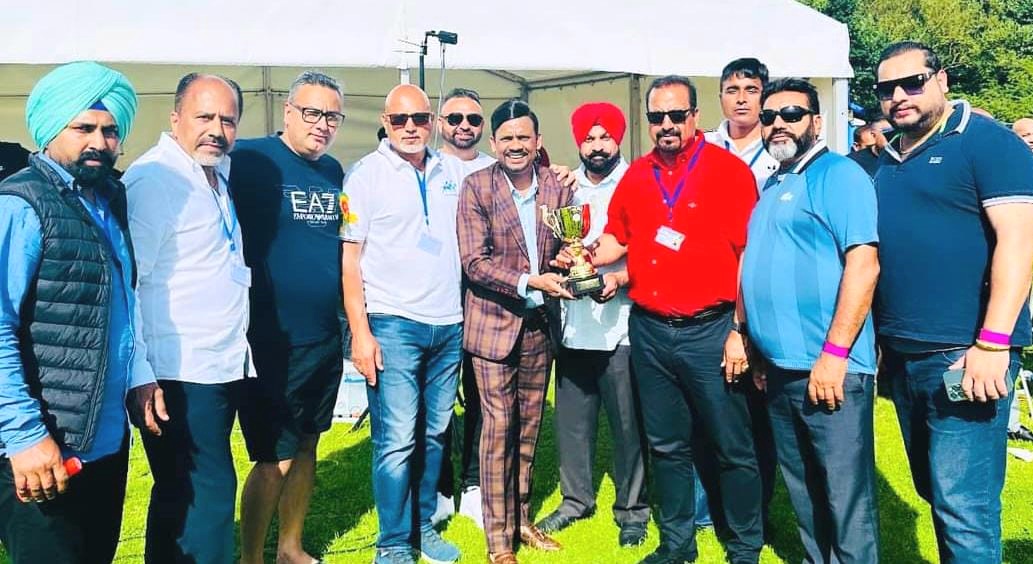 पंजाबी गायक अंग्रेज अली को ब्रिटेन में स्वर्ण पदक से सम्मानित किया गया